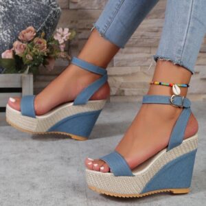 Heeled womens shoe